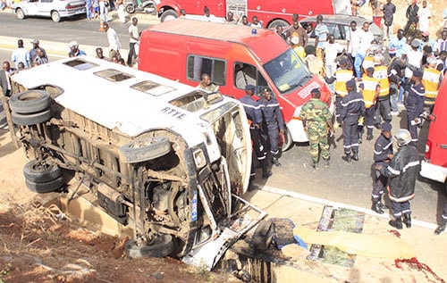 ACCIDENT DE LA ROUTE : Un « ndiaga ndiaye » se renverse sur l’autoroute et fait 35 blessés
