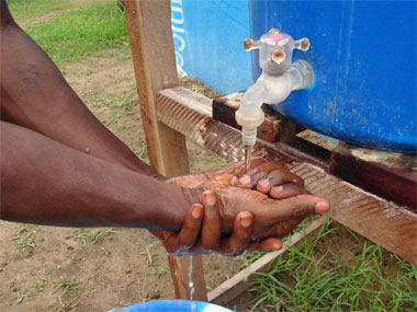 Coronavirus : pourquoi il est difficile de se laver les mains dans certains pays