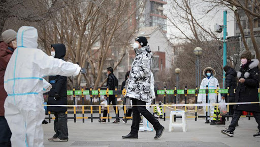 Covid-19 : les enquêteurs de l’OMS arrivent en Chine où un premier décès en huit mois est signalé