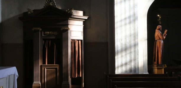 Adultère, double vie, addiction au porno… Des prêtres racontent dans un livre les petits et grands secrets entendus dans le confessionnal