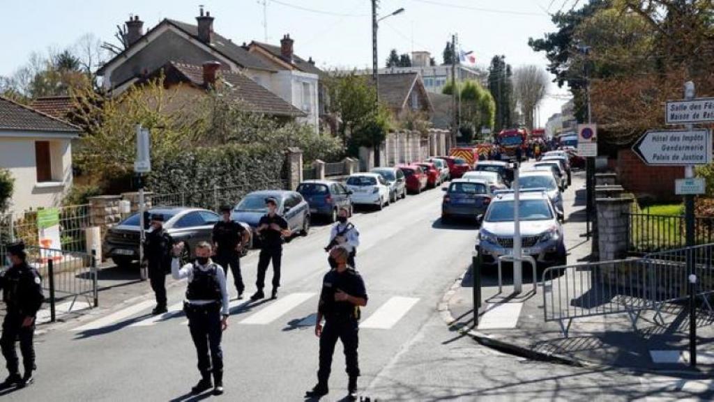 Attaque terroriste à Rambouillet : une fonctionnaire de police tuée, l’assaillant a crié «Allah Akbar»