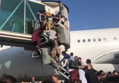 Afghanistan : les images des scènes de chaos à l’aéroport de Kaboul