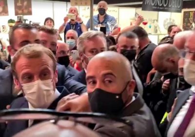 Après la gifle, Macron victime d’un jet d’œuf
