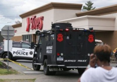 Tuerie à Buffalo aux États-Unis, le FBI parle d’une « motivation raciale »