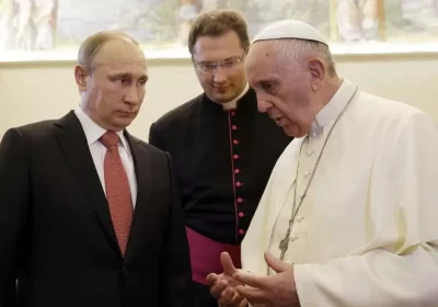 Guerre en Ukraine: Le pape François veut rencontrer Poutine à Moscou pour…