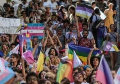 La police turque sévit à la Gay Pride d’Istanbul et procède à des arrestations à l’aveugle