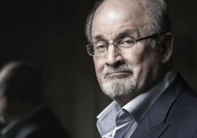 Tentative d’assassinat : Salman Rushdie est hors de danger