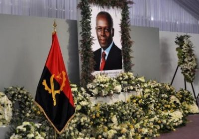 Angola: hommage à l’ex-président dos Santos, en pleine contestation électorale
