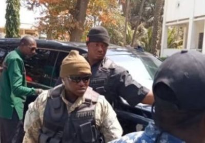 Affrontements à Tchicky : 6 gardes du corps de Sonko arrêtés et conduits à…