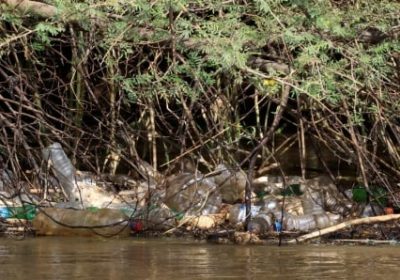 A la source du Nil en Ouganda, les pêcheurs, les usines, la pollution