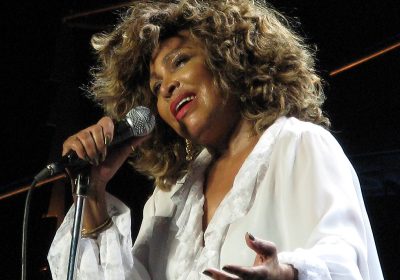 L’histoire de l’icône de la musique Tina Turner : D’abandonner en abus avant le succès absolu