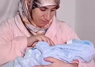 Maroc: un an après la mort du petit Rayan, ses parents accueillent un nouveau-né