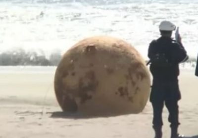Ballon espion, ovni, Dragon Ball? Une mystérieuse boule de fer s’échoue sur les côtes japonaises