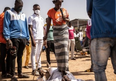 Au Burkina Faso, une mystérieuse guérisseuse attire des foules immenses et ferait des “miracles”