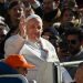 Le pape, hospitalisé, va mieux et « a repris le travail » (Vatican)