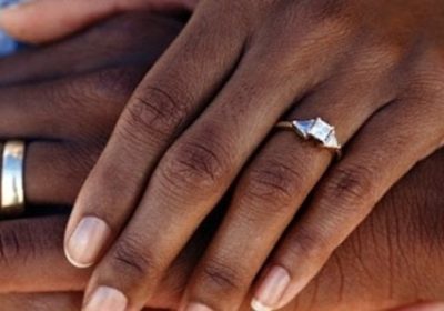 “Mari à tout prix” : La vie sous pression des femmes trentenaires célibataires