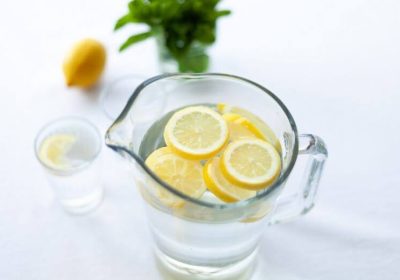 Voici pourquoi vous devriez boire de l’eau citronnée tous les jours