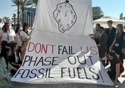 La Jeunesse s’élève à la COP28 : Un non catégorique aux énergies fossiles pour un avenir radieux