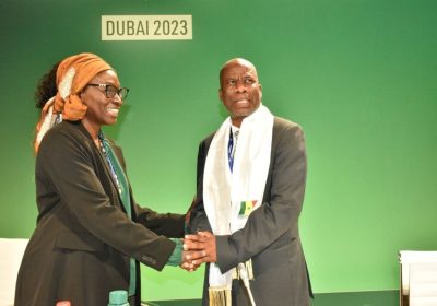 Passation de Pouvoirs épique à la COP28 de Dubaï : Madeleine Diouf Sarr Transmet le Flambeau à Evans Njewa,