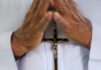 Italie : Un prêtre abandonne la soutane pour une femme et déclenche un tollé sur la toile