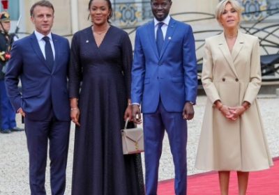 Paris : Le président Diomaye et la première dame accueillis par Macron à l’Élysée, en marge de la cérémonie d’ouverture des JO