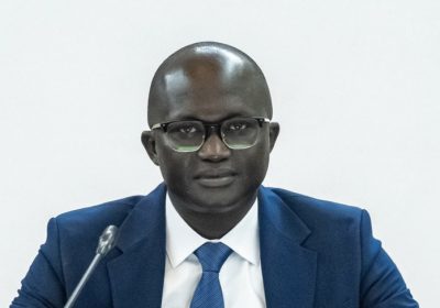 Accusé d’avoir accepté un don de 45 tonnes de ciment, le ministre Yankhoba Diémé réagit et prend une décision